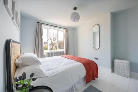 Cambrian Road, E10