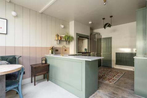 Century Road E17