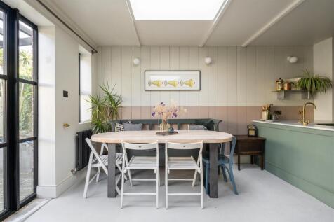 Century Road E17