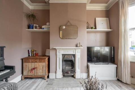 Century Road E17