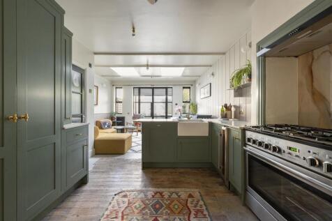 Century Road E17
