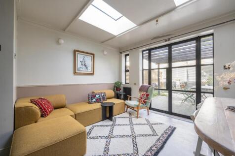 Century Road E17