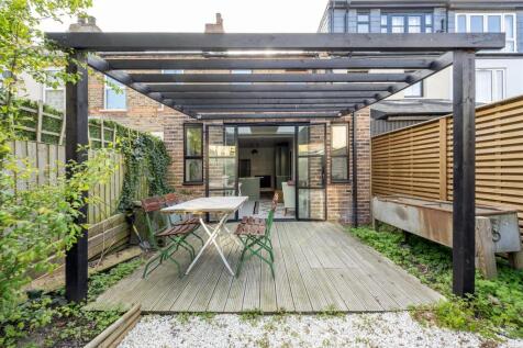 Century Road E17