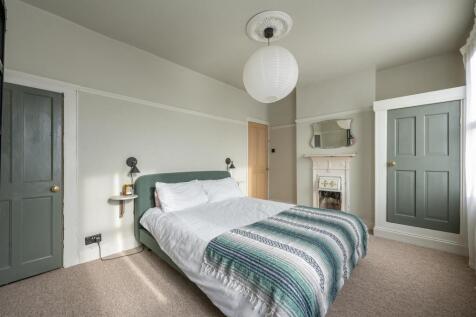 Century Road E17