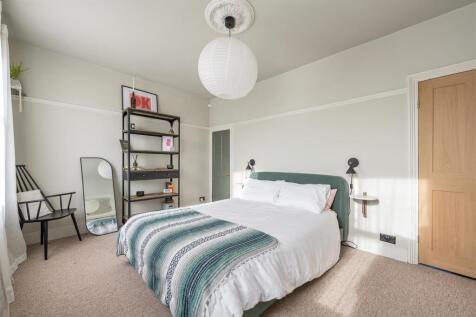 Century Road E17