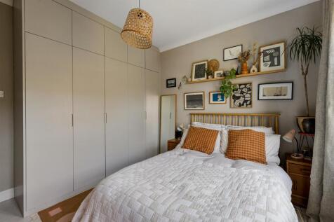 Clementina Road, E18
