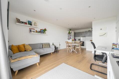 Station Approach, E17
