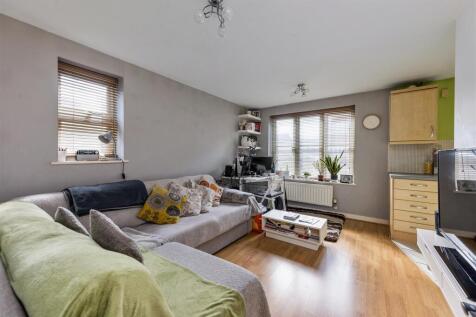 Riverhead Close, E17