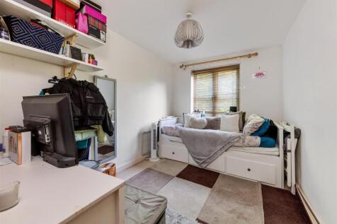 Riverhead Close, E17