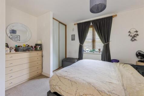 Riverhead Close, E17