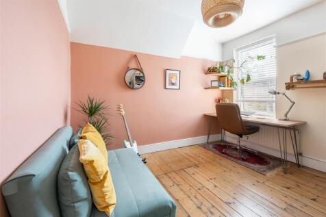 Claude Road, E10