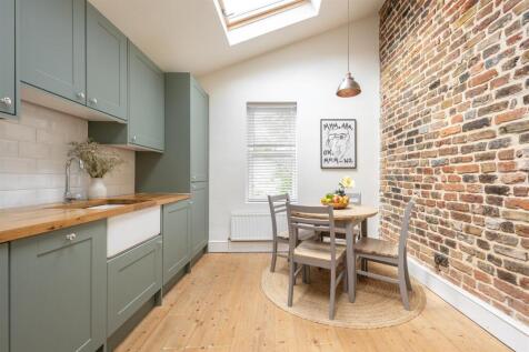 Claude Road, E10