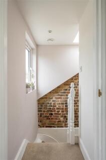 Claude Road, E10