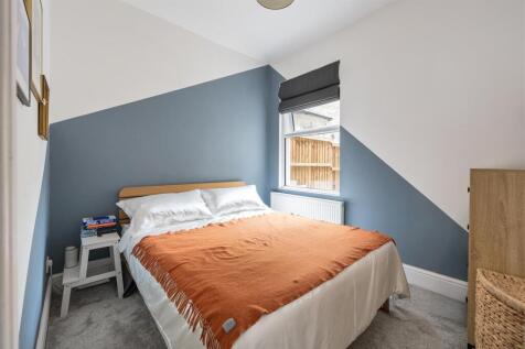 Spruce Hills Road E17