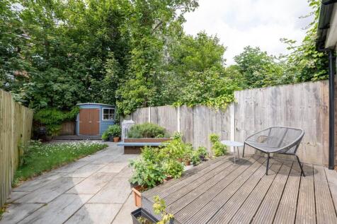 Spruce Hills Road E17