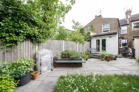 Spruce Hills Road E17