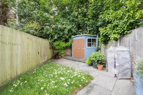 Spruce Hills Road E17