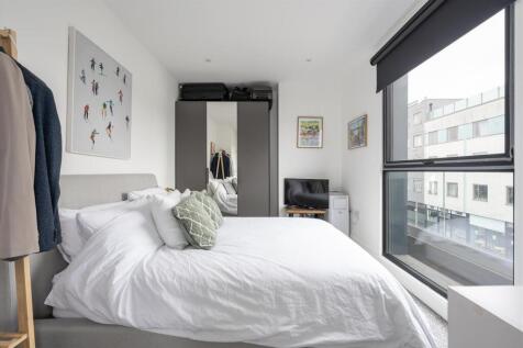 High Road, E10