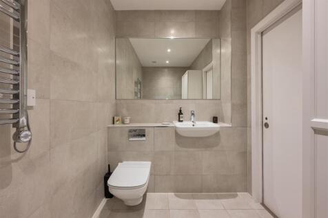 High Road, E10