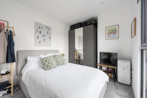 High Road, E10