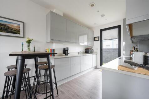 High Road, E10
