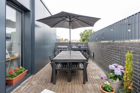 High Road, E10