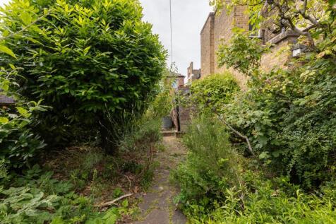 Ruby Road, E17