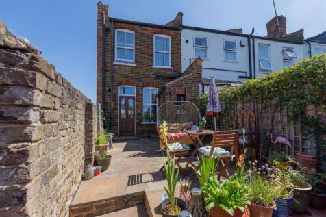 Century Road E17