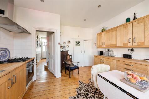 Century Road E17