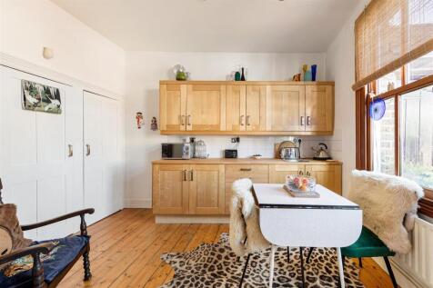 Century Road E17