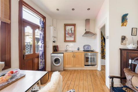 Century Road E17