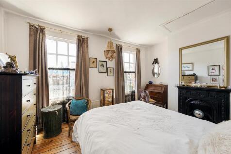 Century Road E17