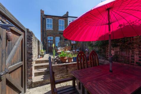 Century Road E17