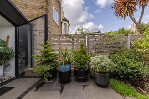 Second Ave, E17