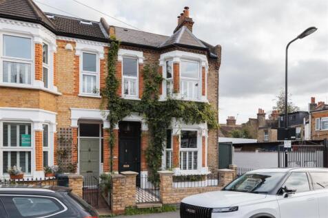 Claude Road, E10