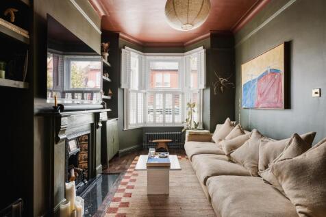 Claude Road, E10