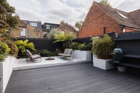 Claude Road, E10