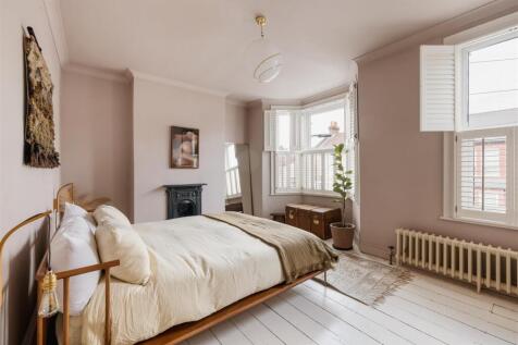 Claude Road, E10