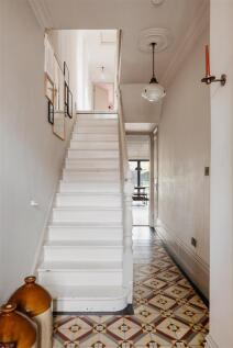 Claude Road, E10