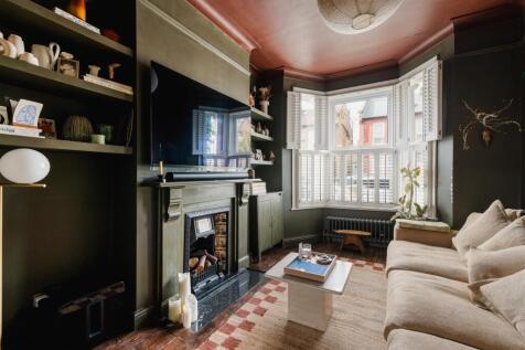 Claude Road, E10