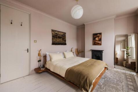 Claude Road, E10