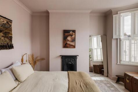 Claude Road, E10