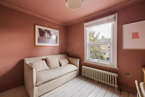 Claude Road, E10