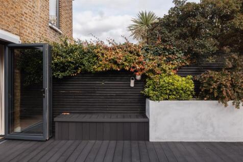Claude Road, E10