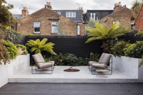 Claude Road, E10