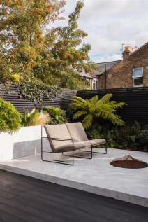 Claude Road, E10