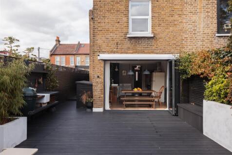 Claude Road, E10