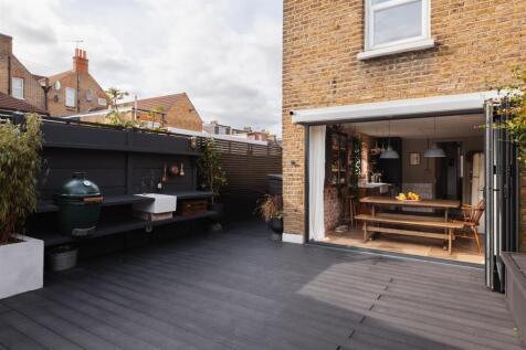 Claude Road, E10