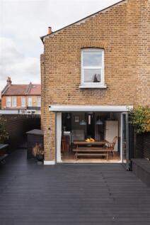 Claude Road, E10