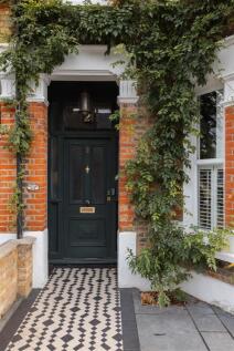 Claude Road, E10